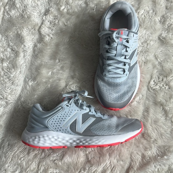 New Balance Women’s 520 V7 Gray Running Shoes Size 6 - Picture 2 of 4